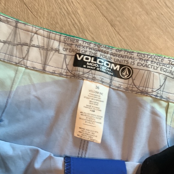 NWT Volcom size 36 - Picture 2 of 4